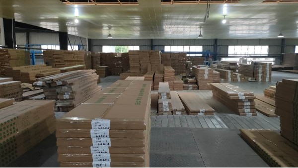 太萌集成墻面擁擠的集成墻板倉庫