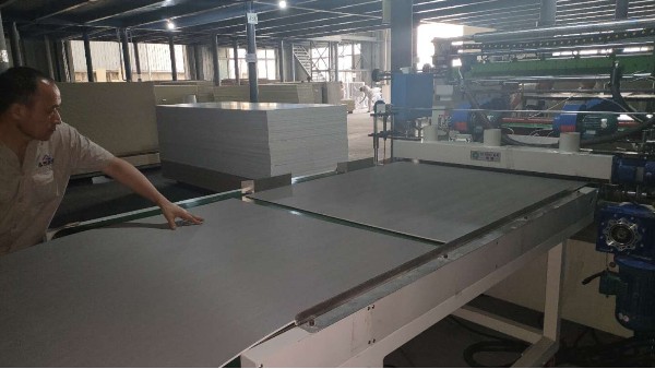 太萌竹木纖維木飾面板熱覆工序正式投入生產